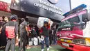 Adapun tenaga kesehatan yang diberangkatkan adalah gabungan sukarelawan dari berbagai daerah, yakni Jawa Timur, Jawa Tengah, Jawa Barat, Banten, dan Lampung. Tampak dalam foto, relawan Partai Demokrasi Indonesia Perjuangan (PDIP) mengangkut bantuan untuk korban terdampak bencana Sumatera di halaman Sekolah Partai PDIP, Lenteng Agung, Jakarta Selatan, Senin (29/12/2025). (merdeka.com/Arie Basuki)