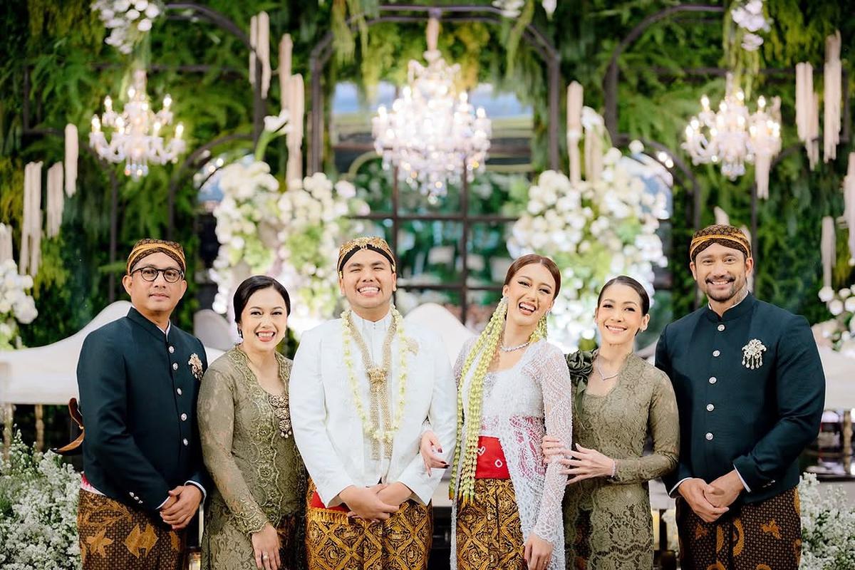 8 Artis yang Tetap Kompak dan Akur dengan Mantan Pasangannya