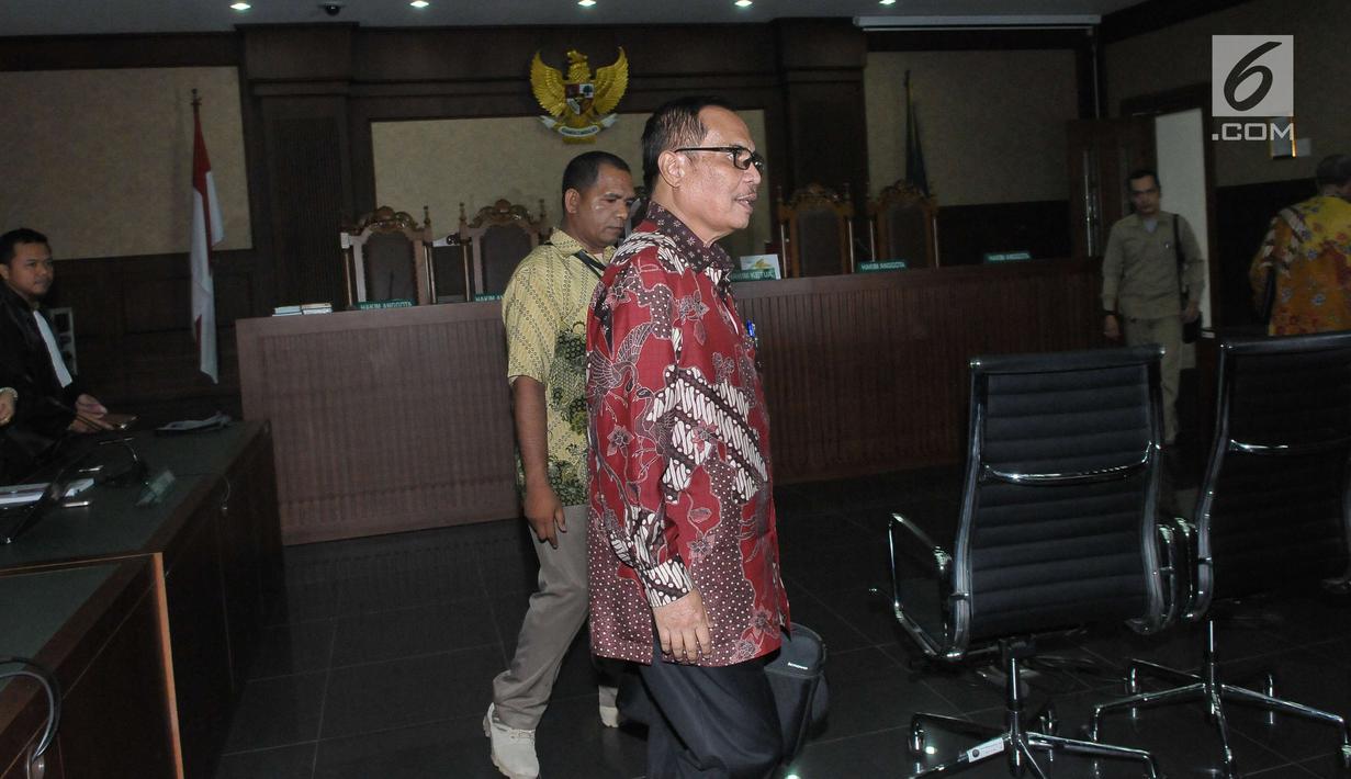 Terdakwa kasus korupsi pengadaan e-KTP, Irman meninggalkan ruangan usai menjalanai sidang vonis di Pengadilan Tipikor Jakarta, Kamis (20/7). Irman dan Sugiharto dinilai terbukti bersalah melakukan korupsi. (Liputan6.com/Helmi Afandi)