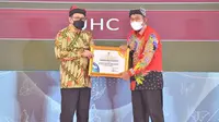 Bupati Sumenep Achmad Fauzi saat menerima penghargaan. (Dian Kurniawan/Liputan6.com)