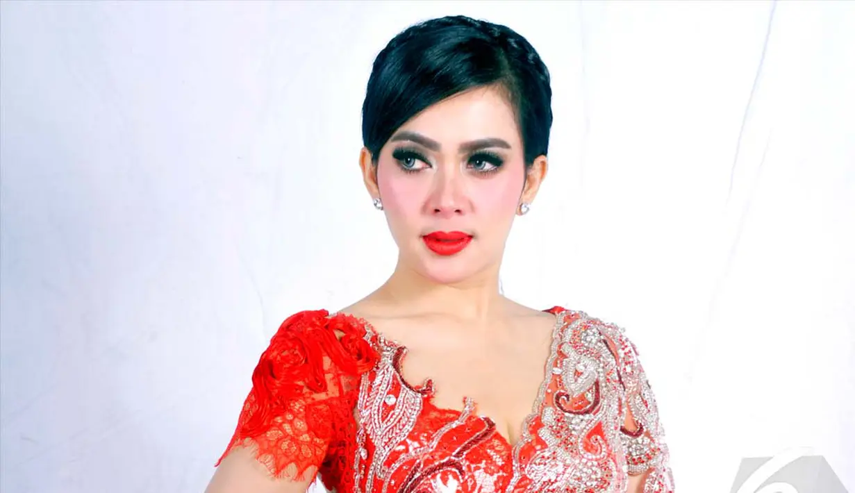 Syahrini kembali memakai busana yang cetar membahana di atas red carpet AMI Awards 2014 (Liputan6.com/Panji Diksana) 
