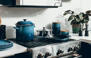 Cara Membersihkan Celah Sempit di Antara Kompor dan Meja Dapur, Metode Sederhana yang Ampuh