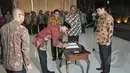 Deputi dan Staf Khusus Kantor Staf Kepresidenan menandatangani surat pelantikan di Auditorium Gedung III Sekretariat Negara, Jakarta, Kamis (2/4/2015). Mereka nantinya akan membantu memonitor program prioritas pemerintah. (Liputan6.com/Faizal Fanani)