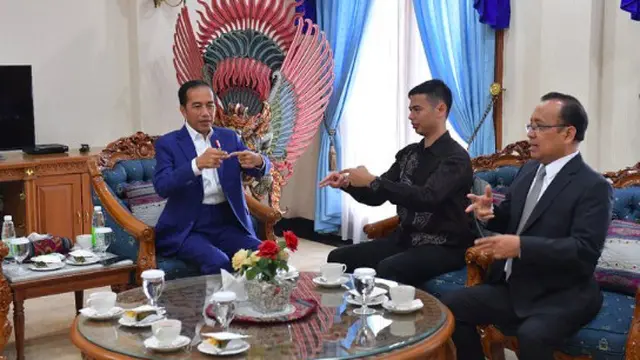 7 Potret Jokowi Semangat Belajar Bahasa Isyarat untuk Pembukaan Asian Para Games 2018