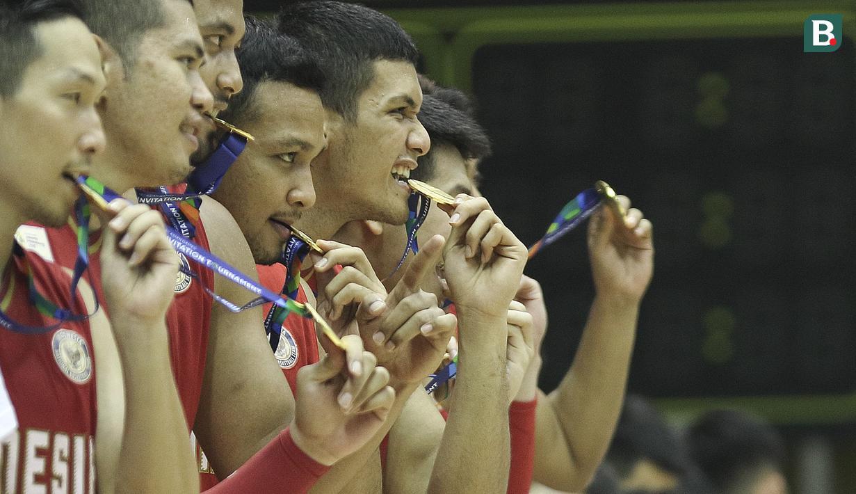 Pebasket Indonesia memamerkan medali juara Invitation Tournament Asian Games 2018 di GBK Hall Basket, Jakarta usai di final mengalahkan timnas basket India 78-68. (Bola.com/Peksi Cahyo)