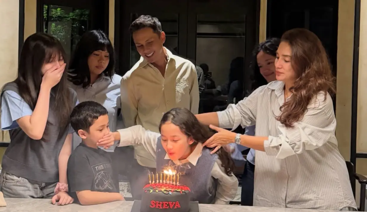 Ussy pun tampak mengenakan kemeja oversize lengan panjang bergaris warna putih abu-abu. [@ussypratama]