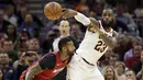 Pemain Cleveland Cavaliers, LeBron James (23) memberikan umpan melewati adangan pemain Miami Heat, James Johnson (16) pada lanjutan NBA basketball game, di Quicken Loans Arena, Cleveland, (28/11/2017). Cavs menang 108-97. (AP/Tony Dejak)