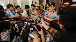 Irjen Tito Karnavian saat ditanya wartawan usai rapat dengan Basuki T Purnama di Balaikota, Jakarta, Senin (15/6/2015). Rapat Forkopimda diadakan untuk menyikapi perkembangan Kamtibmas menjelang bulan suci ramadan 1436 H. (Liputan6.com/Faizal Fanani)