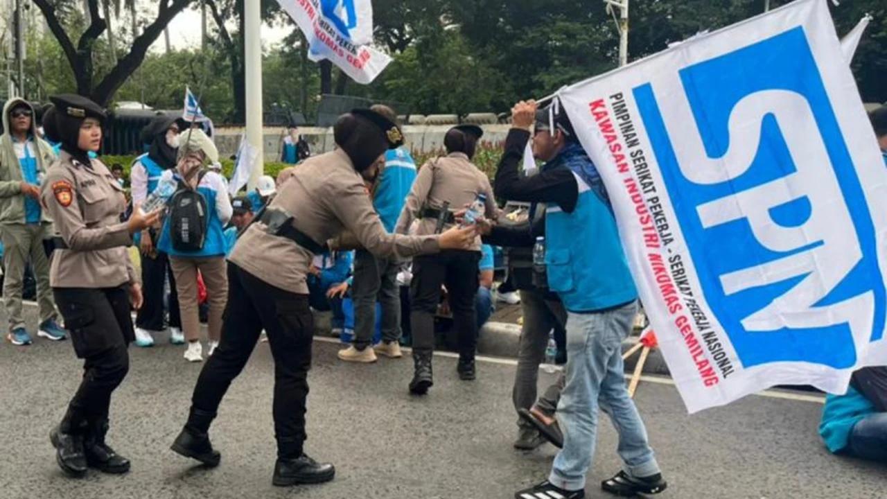 Aksi Humanis Polisi Polres Jakpus, Bagikan Air Mineral dan Roti ke Massa Demo Buruh