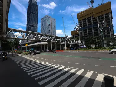 Suasana ruas jalan Jenderal Sudirman, Jakarta, saat pemberlakukan kebijakan Work From Home (WFH) untuk Aparatur Sipil Negara (ASN), Jumat (10/4/2026). Kebijakan Work From Home (WFH) bagi Aparatur Sipil Negara (ASN) berdampak pada kelancaran lalu lintas di Jakarta. (Kapanlagi.com/Budy Santoso)