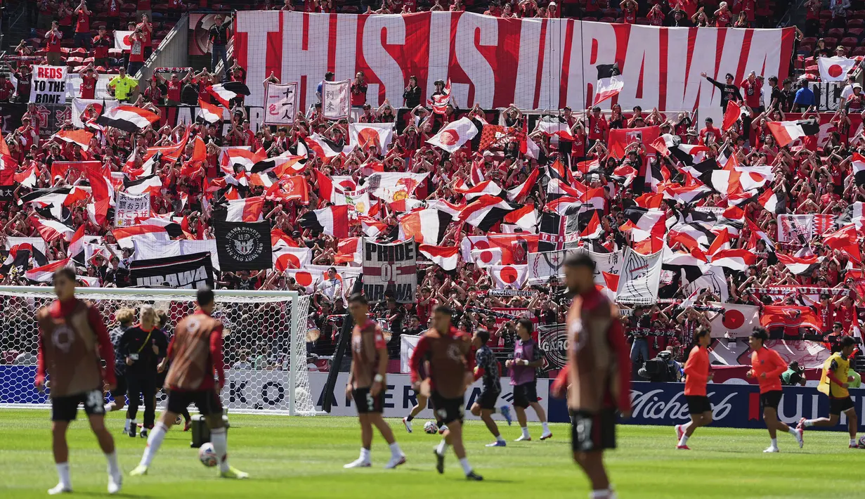 Suporter Urawa Red Diamonds membentangkan banner dan mengibarkan bendera menjelang laga Grup G Piala Dunia Antarklub 2025 melawan River Plate di Lumen Field, Seattle, Washington, Amerika Serikat, Rabu (18/06/2025). (AP Photo/Lindsey Wasson)
