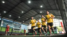 Sejumlah pemain Arema Cronus kembali menggelar latihan perdana pasca Piala Presiden 2015 di Lapangan Futsal Champion Tidar, Malang, Kamis (22/10/2015). (Bola.com/Kevin Setiawan)
