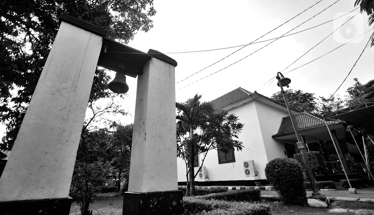 Suasana Gereja Tugu, Semper, Jakarta, Selasa (24/12/2019). Atap runcing pada Gereja Tugu menyimbolkan letak surga di langit. (merdeka.com/Iqbal Nugroho)