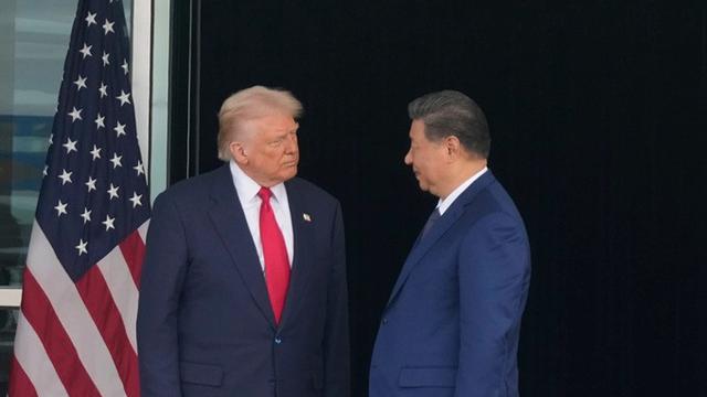 Presiden Amerika Serikat Donald Trump dan Presiden Tiongkok Xi Jinping saling memandang usai pertemuan puncak mereka di Bandara Internasional Gimhae, Busan, Korea Selatan, Kamis (30/10/2025).