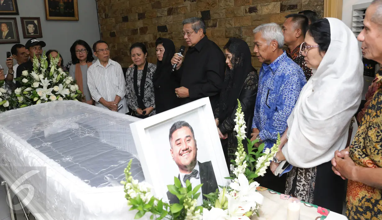 Presiden RI ke 6, Susilo Bambang Yudhoyono memberikan ucapan belasungkawa di rumah duka Mike Mohede di Tangerang Selatan, Banten, Senin (01/08).Sebelumnya Mike Mohede pernah mengisi acara ulang tahun SBY. (Liputan6.com/ Herman Zakharia)