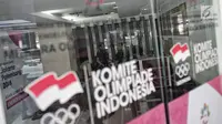 Sejumlah orang terlihat berada di dalam kantor PSSI saat penggeledahan oleh Satgas Antimafia Bola Polri di FX Office Tower, Jakarta, Rabu (30/1). Penggeledahan terkait kasus pengaturan skor sepak bola Indonesia. (Liputan6.com/Faizal Fanani)