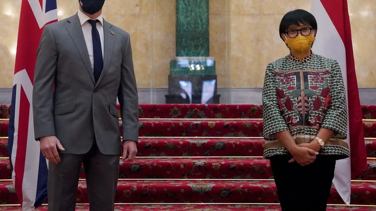 Menlu Inggris Dominic Raab (kiri) bersama dengan Menlu Retno Marsudi (kanan) dalam kunjungan Indonesia ke Inggris pada 14 Oktober 2020.