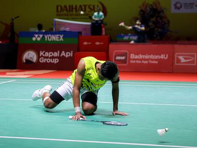 Ekspresi kecewa pebulu tangkis tunggal putra Indonesia, Alwi Farhan setelah gagal mengembalikan kok ke arah wakil Korea Selatan, Jeon Hyeok-jin pada babak kualifikasi Indonesia Masters 2025 yang berlangsung di Istora Senayan, Jakarta, Selasa (21/01/2025). Alwi kalah dengan skor 21-15, 20-22, 18-21. (Bola.com/Bagaskara Lazuardi)