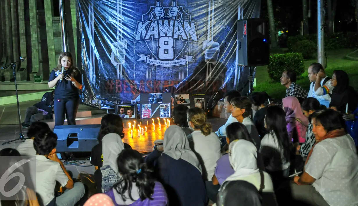 Suasana malam solidaritas untuk korban kriminalitas kasus JIS di Tugu Proklamasi, Jakarta, Jumat (20/5/2016). Keluarga dan simpatisan korban kriminalistas kasus JIS gelar aksi menyalakan lilin. (Liputan6.com/Yoppy Renato)
