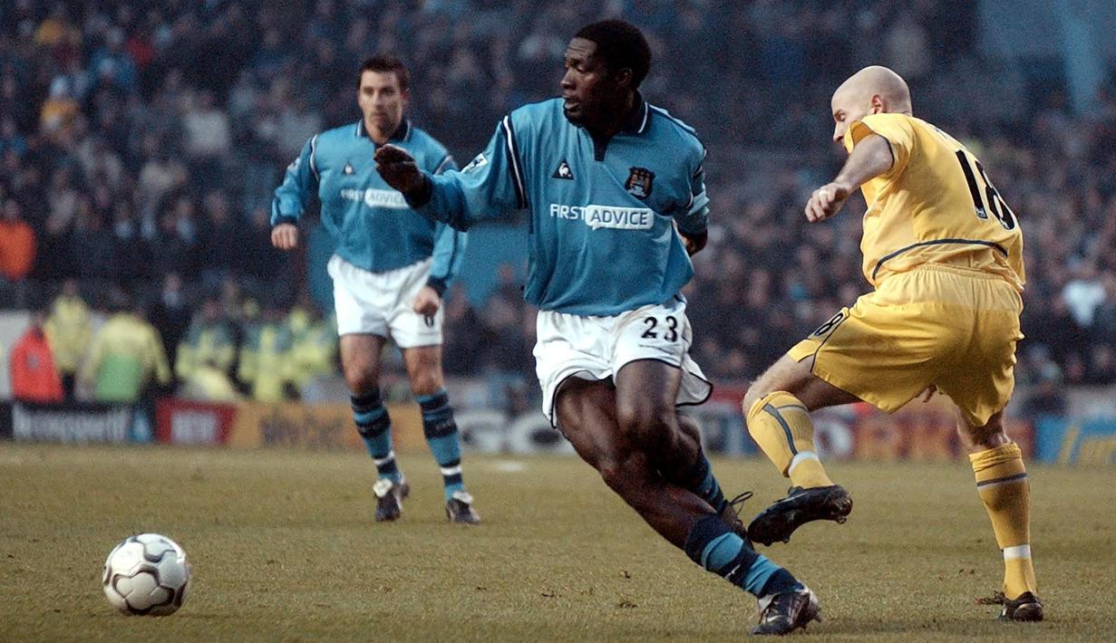 Marc-Vivien Foe yang telah tutup usia pada 26 Juni 2003 saat tengah berlaga di Piala Konfederasi 2003 tercatat pernah berlaga di Premier League selama 3 musim bersama West Ham United (1998/1999 dan 1999/2000) dan Manchester City (2002/2003). Ia mampu mencetak total 10 gol dalam rentang waktu tersebut, satu gol dicetak bersama The Hammers dan sisanya 9 gol bersama The Citizens. (AFP/Paul Barker)