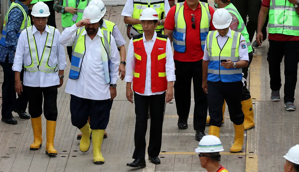 Presiden Joko Widodo didampingi Gubernur DKI Jakarta Anies Baswedan, Ketum Partai Nasdem Surya Paloh dan Menhub Budi Karya Sumadi meninjau proyek terowongan bawah tanah MRT, fase 1 di Bundaran HI, Jakarta, Rabu (7/3). (Liputan6.com/Johan Tallo)