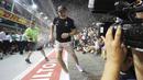 Pebalap Mercedes, Valtteri Bottas saat merayaka keberhasilan meraih podium pada balapan F1 Singapura di Marina Bay City Circuit Singapore, (17/9/2017). Bottas finis ketiga pada balapan tersebut. (AP/Yong Teck Lim)