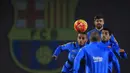 Para pemain Barcelona melakukan latihan perdana pada tahun 2016 di Pusat Olahraga Joan Gamper, Barcelona, Spanyol, Jumat (1/1/2016). (AFP/Pau Barrena)