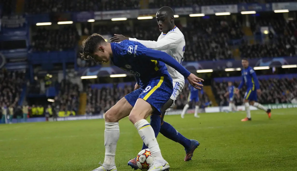Ferland Mendy. Bek kiri Prancis keturunan Senegal berusia 26 tahun ini tampil sebagai starter di lini pertahanan Real Madrid. Tampil penuh selama 90 menit, ia mampu memberi rasa aman dan membuat frustrasi para pemain depan Chelsea. (AP/Kirsty Wigglesworth)