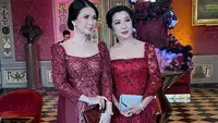 Dalam acara resepsi yang digelar di Chateau de Vaux le Vicomte, Prancis, baik Liliana maupun Nia sama-sama cantik dibalut dress berpayet dengan detail kerah square neck.