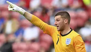 Kiper Inggris, Sam Johnstone memberi instruksi kepada rekan-rekannya saat melawan Rumania dalam laga uji coba menjelang berlangsungnya Euro 2020 di Riverside Stadium, Middlesbrough, Minggu (6/6/2021). Inggris menang 1-0 atas Rumania. (AP/Paul Ellis/Pool)