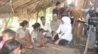 Saat masih menjabat sebagai Menteri Sosial, Khofifah Indar Parawansa beberapa kali berkunjung ke Jambi untuk bertemu dengan warga Suku Anak Dalam atau Orang Rimba Jambi. (Liputan6.com/B Santoso)