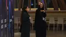 Wanita Arab Saudi mengunjungi bioskop di Mal Riyadh Park yang baru dibuka untuk umum, Riyadh (30/4). Langkah tersebut merupakan bagian dari upaya modernisasi Putra Mahkota Saudi Mohammed bin Salman. (AFP/Fayez Nureldine)