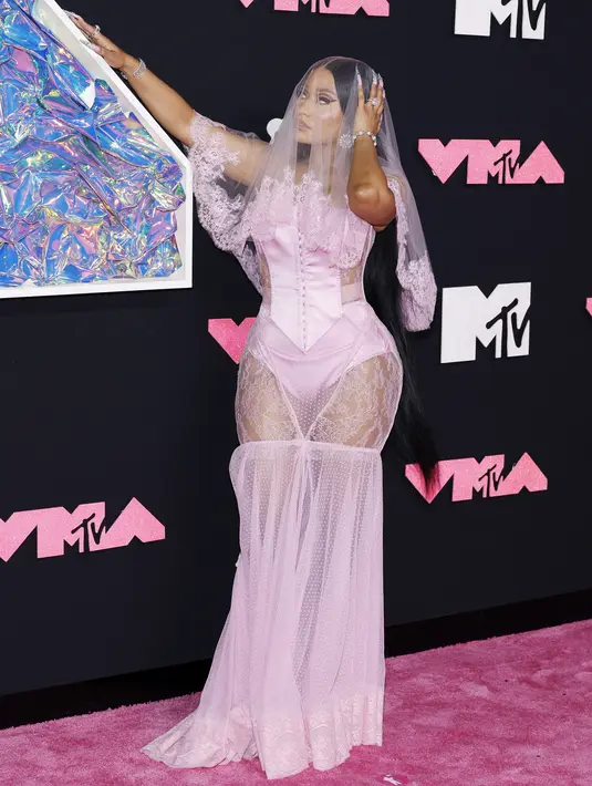 Rapper dan penyanyi AS Nicki Minaj menghadiri penghargaan tahunan MTV, Video Music Awards (VMA) 2023 di Prudential Center, Newark, New Jersey, pada Selasa (12/9/2023) waktu setempat. (Photo by Jason Kempin / GETTY IMAGES NORTH AMERICA / Getty Images via AFP)