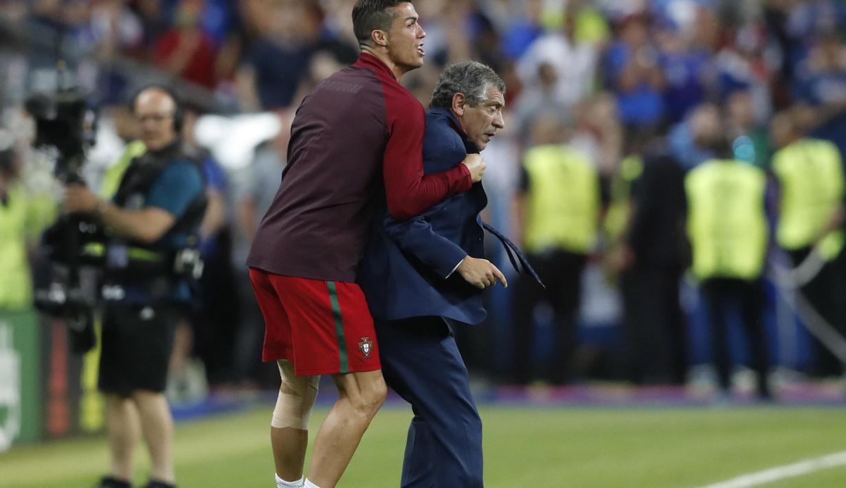 Aksi Cristiano Ronaldo memeluk pelatih Portugal, Fernando Santos saat injuri time Final Piala Eropa 2016 di Stade de France, Saint-Denis, Paris,(11/7/2016) dini hari WIB.   (REUTERS/Carl Recine)