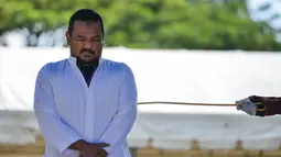 Ekspresi manajer hotel, Firman Syahaputra (34) saat mendapat hukum cambuk setelah tertangkap mesum di Banda Aceh, Senin (29/10). Eksekusi cambuk terhadap Firman dan pasangannya digelar di halaman Masjid Baitul Musyahadah. (Chaideer Mahyuddin/AFP)