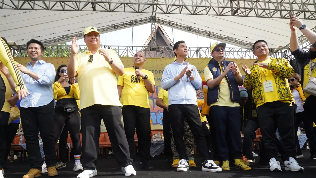 Ketua Umum DPP Partai Golkar Airlangga Hartarto bersama calon wakil presiden nomor urut 2 Gibran Rakabuming Raka