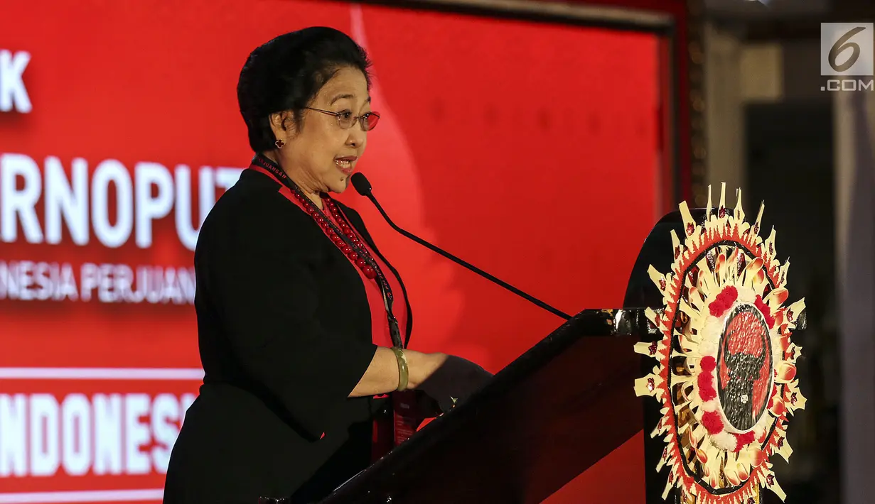 Ketum PDIP Megawati Soekarnoputri memberikan pidato saat mengahadiri pembukaan Kongres V PDIP di Grand Inna Beach, Sanur, Bali, Kamis (8/8/2019). Dalam sambutannya Megawati menyampaikan pesan Bung Karno akan pentingnya menjaga keutuhan bangsa saat Pemilu. (Liputan6.com/Johan Tallo)