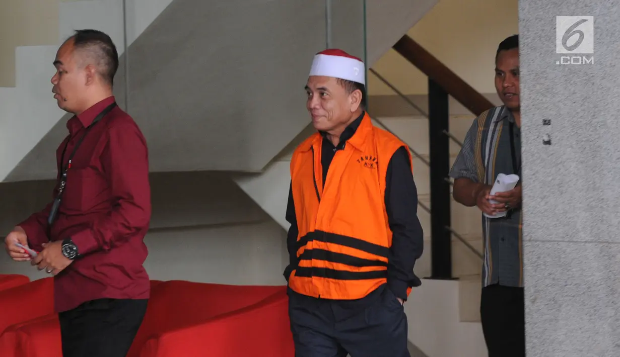Tersangka Gubernur Aceh Irwandi Yusuf (tengah) usai menjalani pemeriksaan di Gedung KPK, Jakarta, Kamis (26/7). Irwandi Yusuf diperiksa terkait dugaan menerima suap dana Otonomi Khusus (Otsus) Provinsi Aceh Tahun 2018. (Merdeka.com/Dwi Narwoko)
