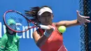 Petenis asal Cina Wang Qiang mengembalikan bola pukulan petenis asal Jerman Anna-Lena Friedsam pada turnamen Australia Terbuka di Melbourne, Australia, (20/1/2016). (AFP PHOTO/PAUL CROCK)