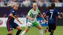 Pemain Wolfsburg, Nilla Fischer (tengah) berusaha merebut bola dalam final Liga Champions Wanita antara Lyon dan Wolfsburg di Stadion Valeriy Lobanovskiy, Kiev, Ukraina, Kamis (24/5). (AP Photo/Efrem Lukatsky)