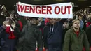 Kekecewaan fans Arsenal ditunjukan dengan membawa banner bertuliskan "Wanger Out" pada laga Premier League Liverpool melawan Arsenal di Anfield, Liverpool, (4/3/2017). Liverpool menang 3-1. (AP/Dave Thompson)