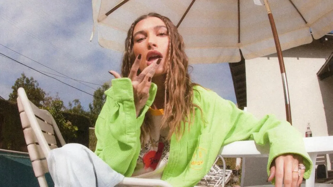 Hailey Bieber curhat saat kena mini stroke.