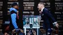  Juara mixed martial arts Conor McGregor (kiri) dan petinju Floyd Mayweather Jr bertatapan saat jumpa pers di Staples Center Los Angeles, AS (12/7). Mayweather dan McGregor akan bertanding pada 26 Agustus 2017. (AP Photo/Jae C. Hong)