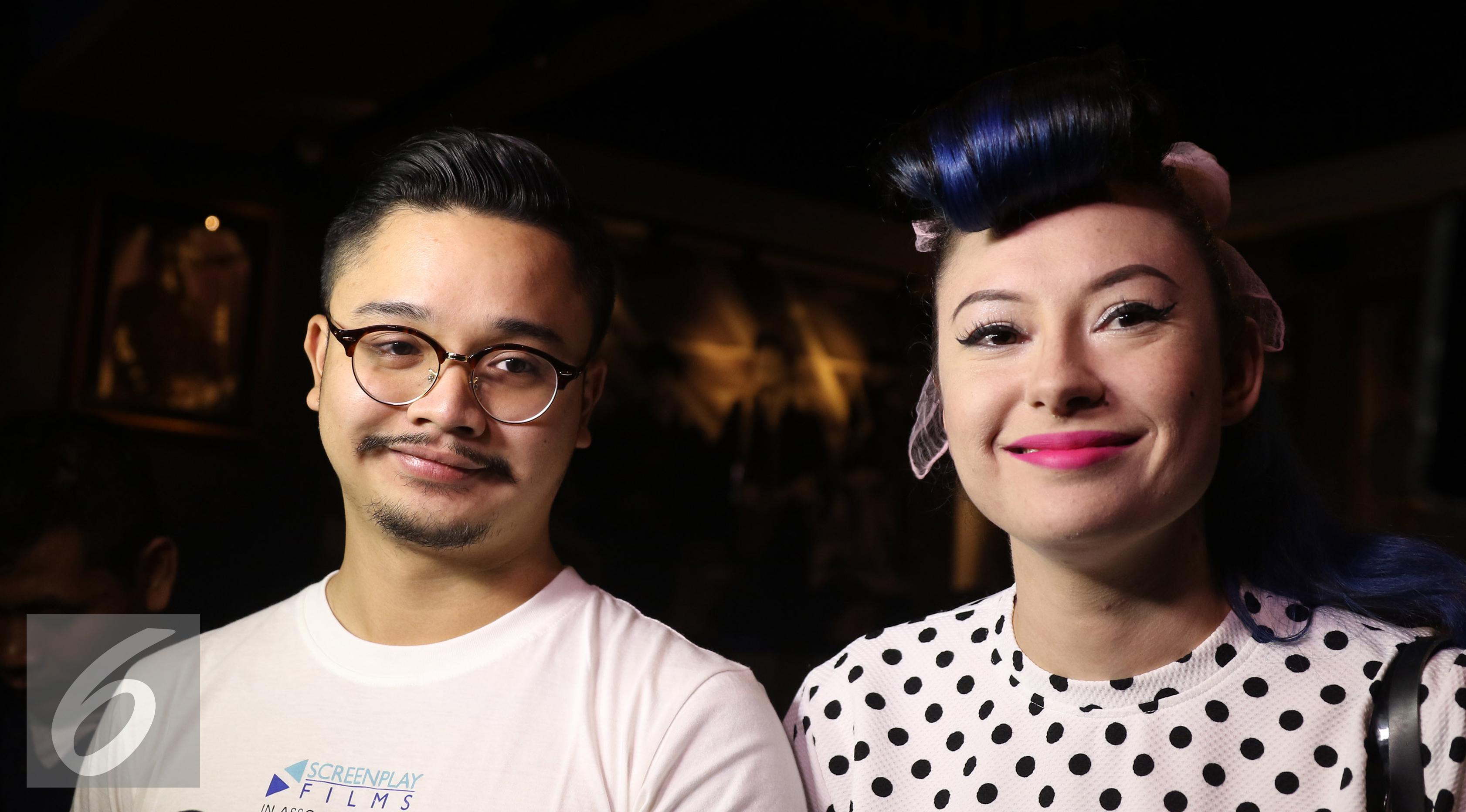 Derby Romero dan Claudia Adinda saat jumpa pers OST ILY from 38.000 FT di Jakarta, Kamis (9/6/2016). (Liputan6.com/Herman Zakharia)