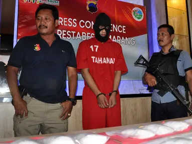 Tersangka kurir narkoba saat dihadirkan pada rilis narkoba di Patwal  Simpanglima Semarang, Minggu ( 17/3). Unit Satuan Narkoba Polsek Pedurungan Semarang menangkap kurir narkoba dengan barang bukti 1,3 kg sabu-sabu. (Liputan6.com/Gholib)