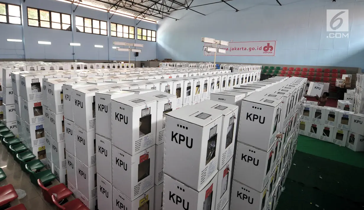 Tumpukan kotak suara Pemilu 2019 yang telah digembok dan disegel sebelum didistribusikan ke kelurahan di Gudang Logistik Kecamatan Kemayoran, Jakarta, Senin (15/4). Penyegelan dilakukan untuk menjamin keamanan surat suara saat didistribusikan. (merdeka.com/Iqbal Nugroho)
