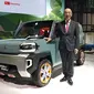 Presiden Direktur Daihatsu Motor Co., Soichiro Okudaira bersama mobil konsep Waku Waku di Tokyo Motor Show 2019. (Septian / Liputan6.com)