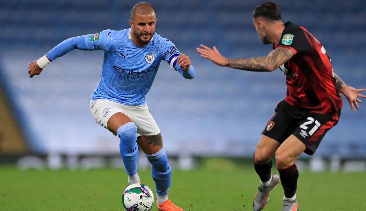 Bek Manchester City, Kyle Walker, berebut bola dengan bek Bournemouth, Diego Rico, pada laga babak ketiga Piala Liga Inggris di Etihad Stadium, Jumat (25/9/2020) dini hari WIB. Manchester City menang 2-1 atas Bournemouth. (AFP/Mike Egerton/pool)