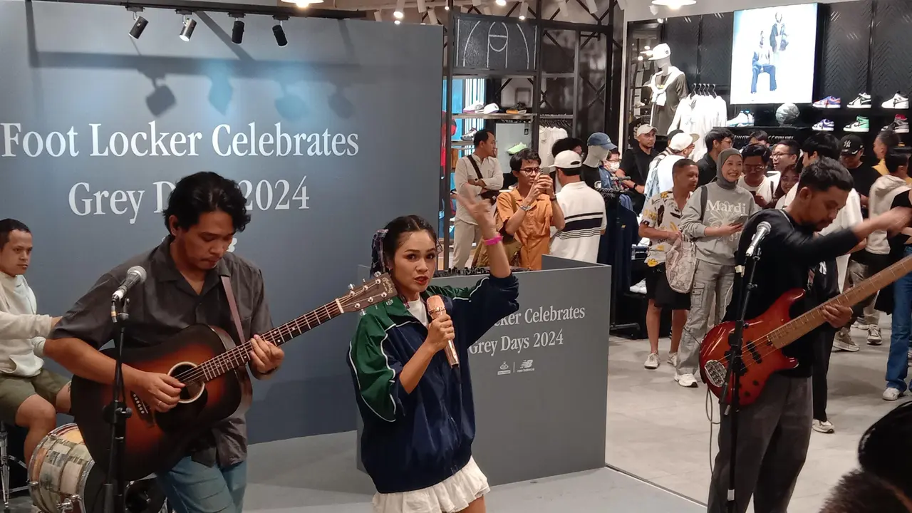 Andien tampil di acara Foot Locker Celebrate Grey Day 2024