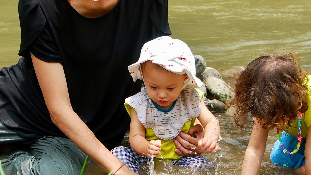 7 Potret 2 Anak Nadine Chandrawinata Diajak Main ke Sungai, Main Bareng Sambil Berendam